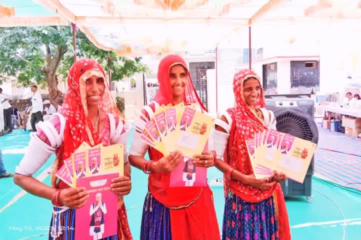 #कलापुरा #जसवंतपुरा प्रशासन गांवों के संग,महंगाई राहत कैंप में राहत पाकर खुशी जाहिर करते ग्रामीण महिलाएं। #rymp #jalor