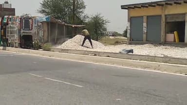 गौराबादशाहपुर बाईपास के जिवली मोड़ पर गिट्टी लदा ट्रक अनियंत्रित होकर पलटा, कोई हताहत नही, अक्सर इस मोड़ पर होते है हादसे।