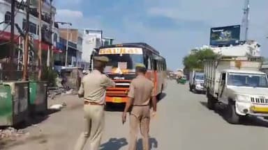 जौनपुर: हुसैनाबाद के जेसीज चौराहे पार्किंग में ना खड़ी करने पर भारी वाहनों का यातायात पुलिस द्वारा किया गया चालान