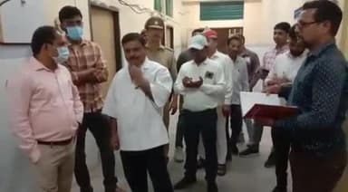 जौनपुर: जिला अस्पताल में जिलाधिकारी ने किया निरीक्षण और कोविड के नियमों के पालन करने के दिए निर्देश