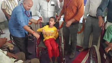 गोरखपुर: सीतापुर आई हॉस्पिटल में दिव्यांगों के बीच ट्राई साइकिल का किया गया वितरण