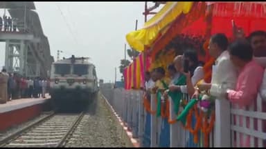 बरौनी: न्यू बरौनी जंक्शन पर राजरानी सुपर फास्ट ट्रेन के ठहराव कार्यक्रम में मंत्री गिरिराज सिंह व सांसद, विधायक हुए शामिल