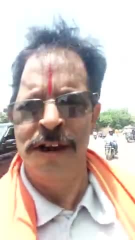 एक मरखने सांड ने कई दिनों से आतंक मचा रखा है नगर मे दौड़ कर मारता है लोगों को नगर महापालिका को तत्काल पकडवाना चाहिए