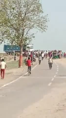 ग्राम नगरिया खनूके रामगंगा पुल के ऊपर गंगा एक्सप्रेसवे के डंपर के नीचे 10 वर्ष की बच्ची कुचल गई 
मौके pr Hui maut😭😭😭