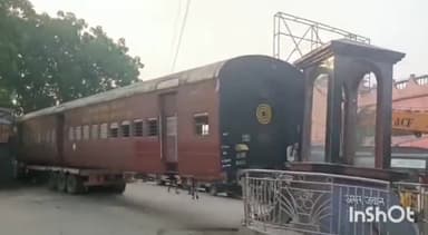 कटिहार: सहायक थाना चौक पर ट्रेन की बोगी से लदा ट्रक अमर जवान स्मारक से टकराया, आवागमन हुआ बाधित