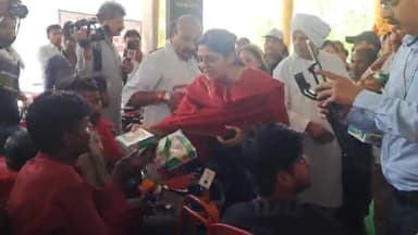 छतरपुर नगर: अटल सभागार में केंद्रीय मंत्री वीरेंद्र कुमार ने दिव्यांगजनों में किया निःशुल्क 
मोटराइज्ड ट्राई साइकिल का वितरण