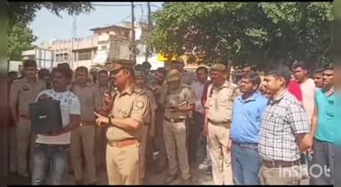 टूंडला: टूंडला नगर के स्टेशन रोड पर एसडीएम के नेतृत्व में कई थानों की पुलिस फोर्स ने किया पैदल मार्च