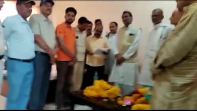 अशोक नगर: शनिवार को रेस्ट हाउस मे कर्मचारी संघ ने कर्मचारियो की मांगो को लेकर कर्मचारी कल्याण आयोग के चेयरमैन को सौंपा ज्ञापन