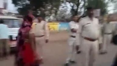 जयसिंहनगर: जयसिंहनगर थाने के सामने पुलिस ने चलाया वाहन चेकिंग अभियान, 6 वाहनों पर चालानी कार्रवाई कर वसूला जुर्माना