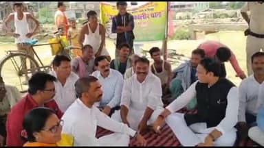 बरौनी: बरौनी नगर परिषद में चल रहे धरना प्रदर्शन में पहुंचे राजसभा सांसद राकेश सिन्हा,लोगो को दिलाया न्याय का भरोसा।