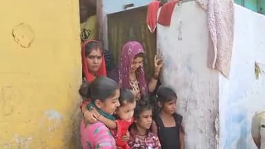 होशंगाबाद नगर: नर्मदा पुरम शहर के बंगाली कॉलोनी पहुंचे कलेक्टर एसपी 8 बच्चों को स्कूल ले जाकर कराया एडमिशन