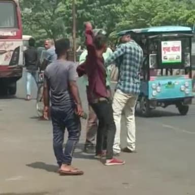 गोरखपुर: गोरखपुर रेलवे स्टेशन के सामने दो लोगों के बीच मारपीट का वीडियो हुआ वायरल, पुलिस जांच में जुटी