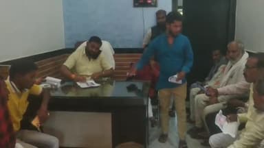 उतरौला: शुक्लागंज मे BJP ब्लांक प्रमुख ने क्षेत्र वासियों की समस्याएं सुनी फ़ोन से अधिकारियों वर्ता करके निस्तारण का भरोसा दिया