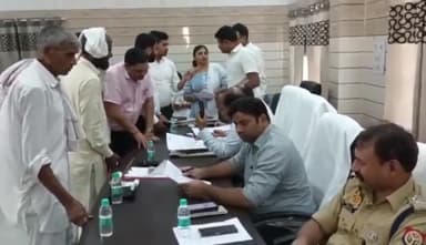 मुज़फ्फरनगर: मेरठ रोड स्थित सदर तहसील में समाधान दिवस के अवसर पर अपर जिलाधिकारी प्रशासन व अधिकारियों ने सुनी लोगों की समस्याएं