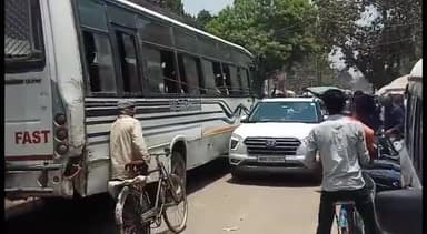 बेगूसराय: नगरपालिका चौक के पास शनिवार की दोपहर लगा जाम, जाम में फंसा स्कूल वाहन