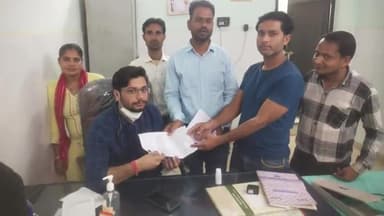 मण्डरायल: मंडरायल CHC पर कार्यरत संविदा कर्मियों के विगत 6 माह के बकाया मानदेय भुगतान हेतु सीएचसी प्रभारी को सौंपा गया ज्ञापन