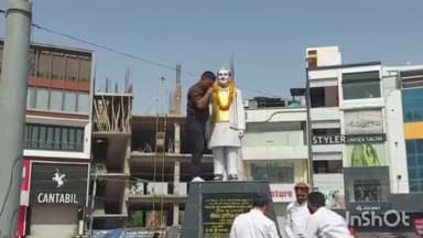 बीकानेर: पंचशती सर्किल स्थित प्रतिमा स्थल पर पुष्पांजलि अर्पित कर पूर्व प्रधानमंत्री राजीव गांधी की 32वीं पुण्यतिथि मनाई गई