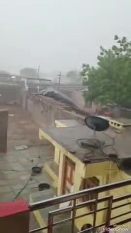 सुनेल: सुनेल कस्बे व कई गांवों में चली तेज आंधी, घरों व दुकानों पर लगे टिन-चद्दर उड़े