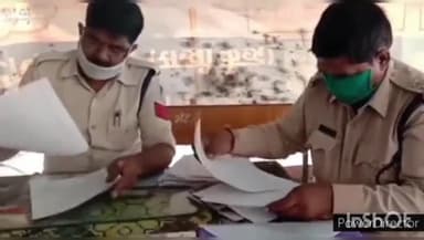 रतलाम नगर: पीएनटी कॉलोनी में एक 40 वर्षीय युवक ने अज्ञात कारणों के चलते फांसी लगाकर की आत्महत्या, पुलिस ने परिजनों को सौंपा शव