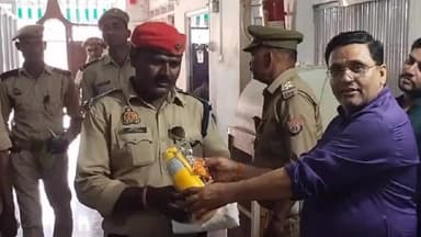 मुगलसराय: डॉ जीके पांडेय द्वारा अमोगपुर विद्या हॉस्पिटल में होमगार्ड व PRD के जवानों की मेडिकल जांच कर बांटे गए थर्मस व ओआरएस