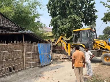 बारसोई: प्रखंड के लगहरिया के मानमन गांव में 2 अतिक्रमणकारियों पर अंचल प्रशासन का बुलडोजर चलाकर अतिक्रमण खाली कराया गया