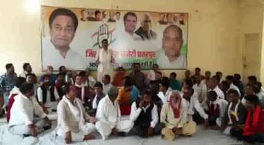 छतरपुर नगर: कांग्रेस कार्यालय में कांग्रेस जिला अध्यक्ष लखन पटेल की मौजूदगी में अनुसूचित जाति के ब्लॉक अध्यक्ष को दिए गए प्रमाण पत्र