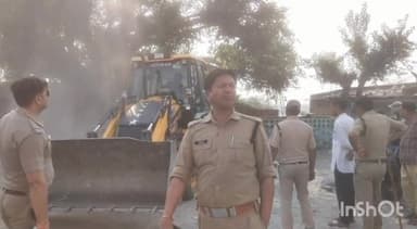 देहरादून: वन विभाग की टीम ने जोहड़ी जाखंड मोटर मार्ग पर रिजर्व फॉरेस्ट की जमीन से अवैध मजारों को हटाया