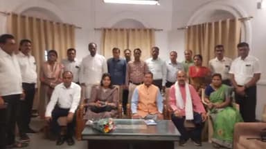 होशंगाबाद नगर: नर्मदा पुरम शहर के सर्किट हाउस में योग आयोग अध्यक्ष डॉ वेद प्रकाश शर्मा द्वारा शासकीय शिक्षकों की ली गई बैठक