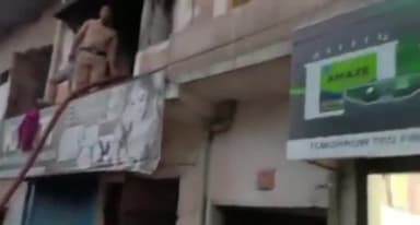 हज़ारीबाग: शहर के कांति ब्यूटी पार्लर के ऊपर घर में शॉर्ट सर्किट से लगी आग, लोगों ने आग पर पाया काबू