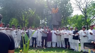 इंदौर: पिपलियापाला चौराहा स्थित कांग्रेस कार्यकर्ताओं ने पूर्व पीएम राजीव गांधी की पुण्यतिथि पर उनकी प्रतिमा पर किया माल्यार्पण