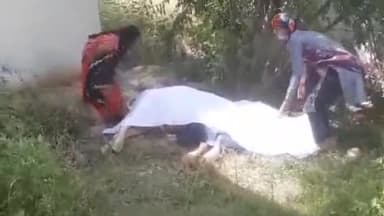 हरिद्वार: जगजीतपुर फुटबॉल ग्राउंड के पास एक मृत गाय को लेकर स्थानीय महिलाओं ने मेयर व नगर निगम पर लगाए गंभीर आरोप