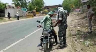 चितरपुर: चितरपुर स्थित आरक्षी शिविर के पास ट्रैफिक पुलिस ने चलाया वाहन चेकिंग अभियान, 21 दोपहिया वाहनों से वसूला ₹21000 जुर्माना