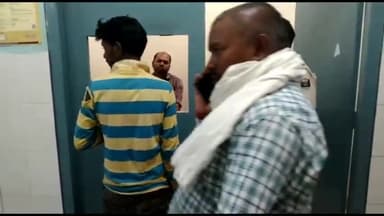 बिहार: काबा गांव से पुलिस ने शराब के नशे में धुत एक व्यक्ति को किया गिरफ्तार, मेडिकल जांच के लिए लेकर आई सदर अस्पताल