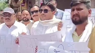 हरिद्वार: पॉड टैक्सी के रूट निर्धारण को लेकर हरिद्वार के व्यापारियों ने सड़कों पर उतरकर किया विरोध प्रदर्शन