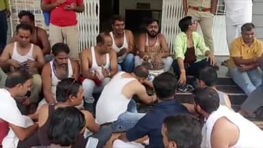 लटेरी: पत्रकार विनोद सूर्यवंशी पर की गई जुटी छेड़छाड़ की FIR,विरोध में पत्रकारों ने थाने में किया प्रदर्शन