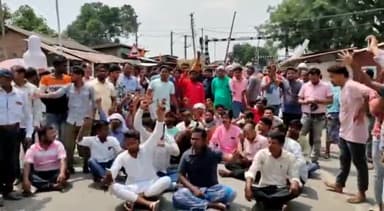 बारसोई: नगर पंचायत बारसोई स्थित अवर निबंधन कार्यालय से इंदिरा चौक तक प्रशासन के विरोध में किया गया प्रदर्शन