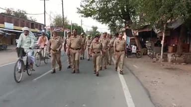मोठ: लोगों को सुरक्षा का एहसास दिलाने के लिए मोंठ पुलिस के द्वारा मोंठ कस्बे में की गई पैदल गश्त
