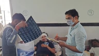 छतरपुर नगर: एक की स्थिति गंभीर, इलाज जारी: धरमपूरा में आधा दर्जन बारातियों के घायल होने के मामले पर जिला अस्पताल के डॉक्टर चौधरी