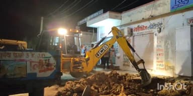 खाजूवाला: खाजूवाला में अतिक्रमण को लेकर लोगों में भय का माहौल खुद ही अपनी दुकानें तोड़ने में लगे हैं लोग।