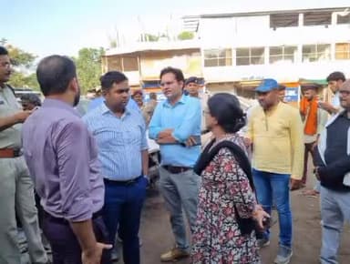 होशंगाबाद नगर: प्रशासन ने नर्मदापुरम के बस स्टैंड से अतिक्रमण करने वाली दुकानों के टीनशेड को हटवाया, अधिकारी दुकानदारों के पक्ष सुनेंगे