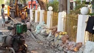 होशंगाबाद नगर: शहर की सड़कों के नीचे दबी पेयजल की पाइप लाइन फूटने से खराब हो रही सड़क पर हो रहे हैं गड्ढे, प्रशासन नहीं दे रहा है ध्यान