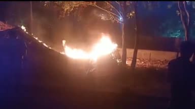 बेतिया: बड़ा रमना मैदान स्थित आधा दर्जन दुकानों में लगी आग, मौके पर पहुंची अग्निशमन विभाग की टीम ने आग पर पाया काबू