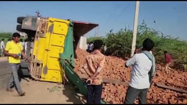 जालौर: पहाड़पुरा के पास अनियंत्रित होकर पलटा ईंटों से भरा ट्रेलर, एक मजदूर की मौके पर हुई मौत