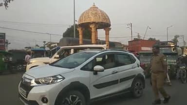 उतरौला: आसाम चौराहे पर वाहन चालकों को पुलिस द्वारा कार्रवाई की दी गई चेतावनी ट्रैफिक नियमों के बारे मे किया जाएगा