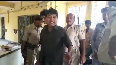 बेतिया: नरकटियागंज के अनुमंडल अस्पताल में शराब के नशे में धुत एक व्यक्ति को पुलिस ने किया गिरफ्तार