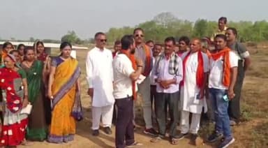 राजिम: भाजपा कार्यकर्ता पहुँचे ग्राम बिडोरा, गौठान का किया निरीक्षण