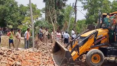 सरमेरा: हुसैना गांव में 28 घरों को कराया गया अतिक्रमण मुक्त, पुलिस बल के साथ प्रशासनिक अधिकारी घटनास्थल पर मौजूद