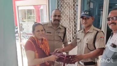 हरिद्वार: बिरला घाट पर गुजरात की महिला श्रद्धालु का खोया हुआ पर्स पुलिस ने वापस लौटाया, लोगों ने की जमकर पुलिस की तारीफ
