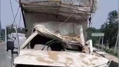 करनाल: NH पर थाना सदर पुलिस एरिया में तूड़ी से भरी ट्रैक्टर ट्राली व बर्तनों से भरी गाड़ी में हुई टक्कर, मौके पर पहुंची पुलिस