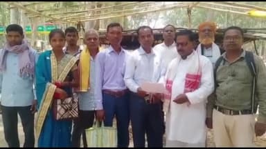 लोहरदगा: नगेसिया किसान समाज ने झमटबार गाँव में वार्षिक सम्मेलन कार्यक्रम में शामिल होने को लेकर डीसी व SP को मिलकर दिया निमंत्रण